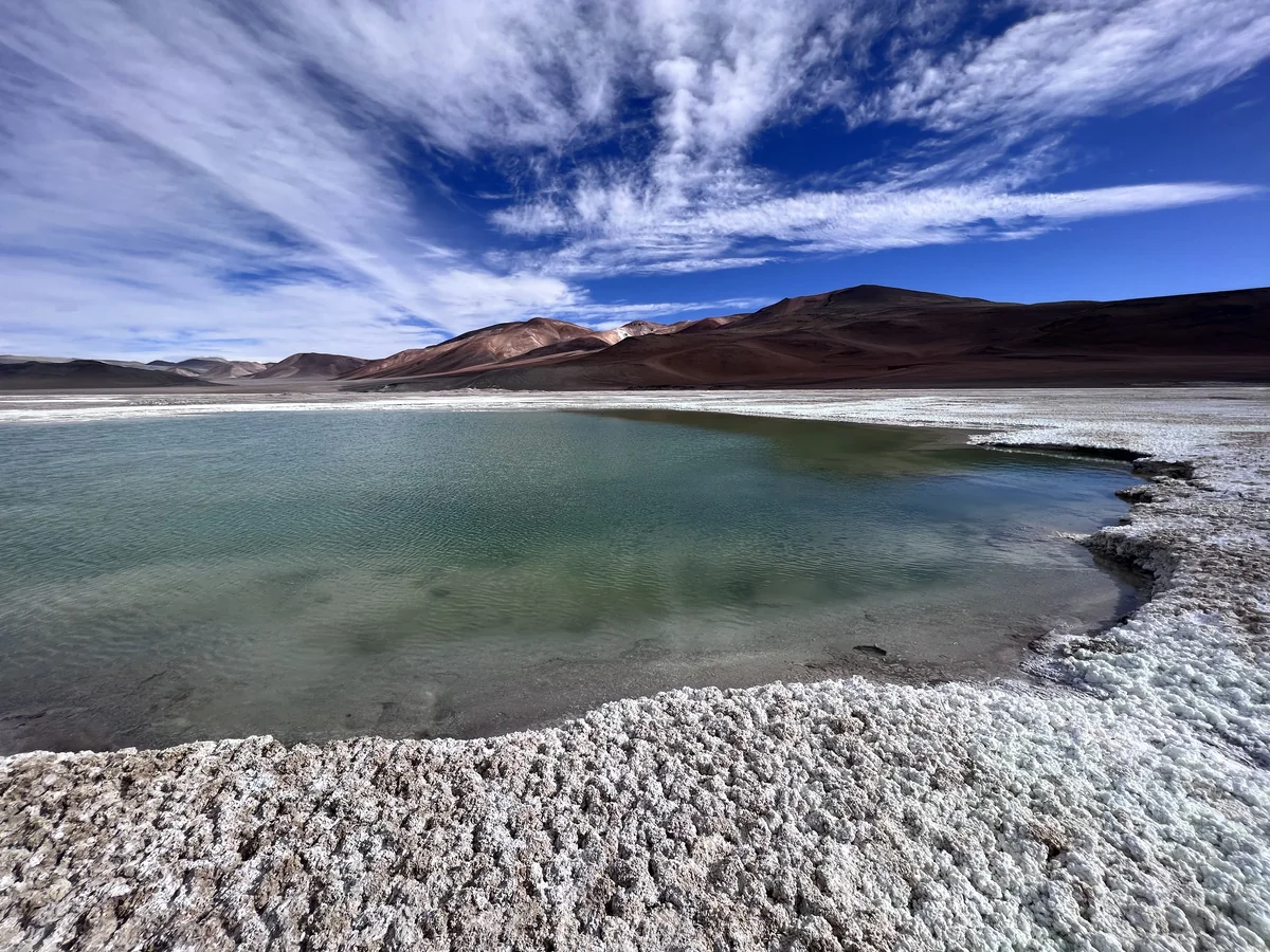 Laguna entre montañas y depósitos minerales